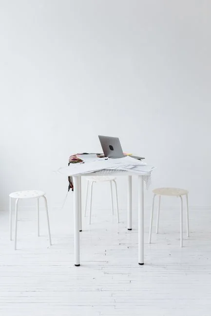 Gros plan détaillé d’une maquette filaire dessinée à la main sur papier pour un projet UX.